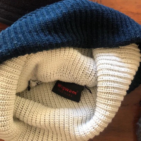 3 WINTER HATS 1 GRAY BURTON, 1 NAVY WIGWAM, 1 LANDS END BLACK FLEECE W/EARFLAPS - Picture 4 of 5